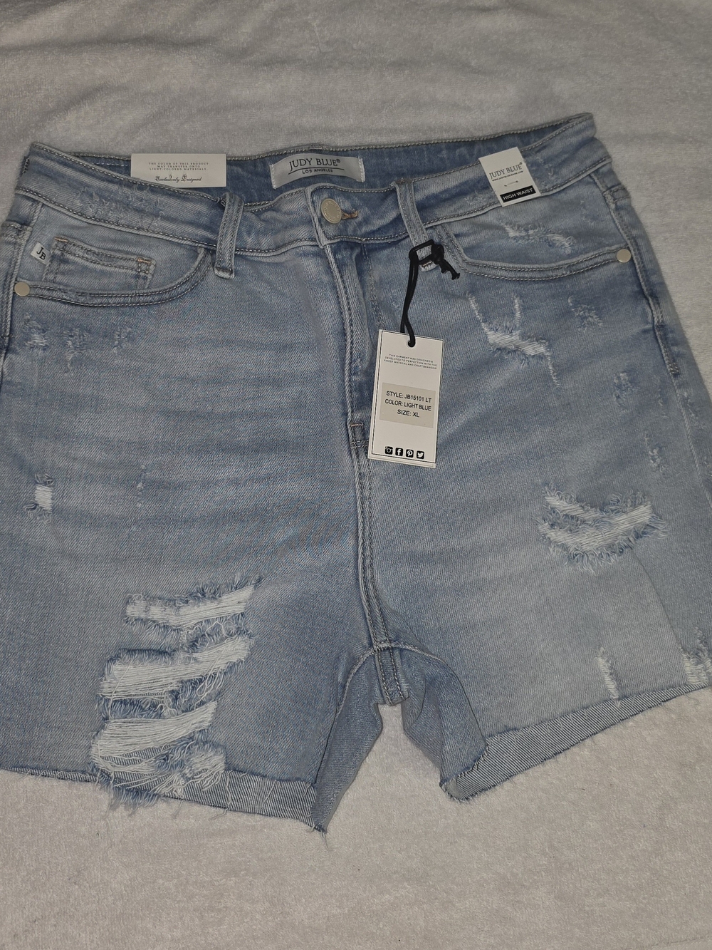 Judy Blue Light Wash Distressed Denim Shorts NWT XL - Picture 2 of 3
